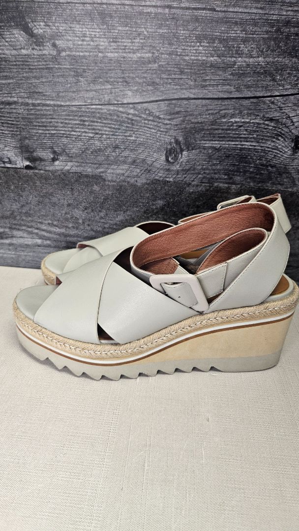 Mi Piaci Vintage Cream Wedge Sandal (39)