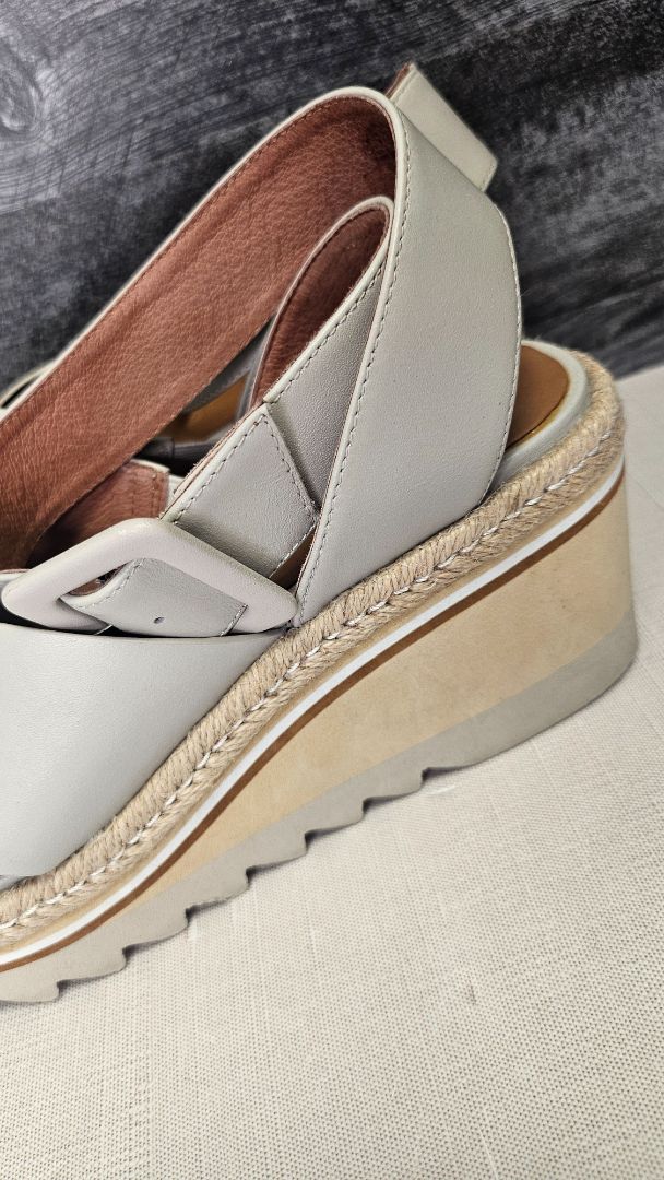 Mi Piaci Vintage Cream Wedge Sandal (39)